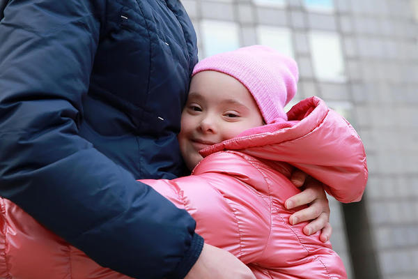 MAJKE DECE OMETENE U RAZVOJU MORAJU DA BIRAJU - BOLOVANJE ILI NOVČANA POMOĆ! Roditeji su očajni. Šta kažu nadležni?