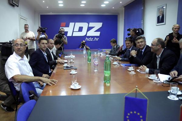 SEDIŠTE HDZ ZASULI JAJIMA I PARADAJZOM! Skandal u Zagrebu, privedeni članovi opozicije!