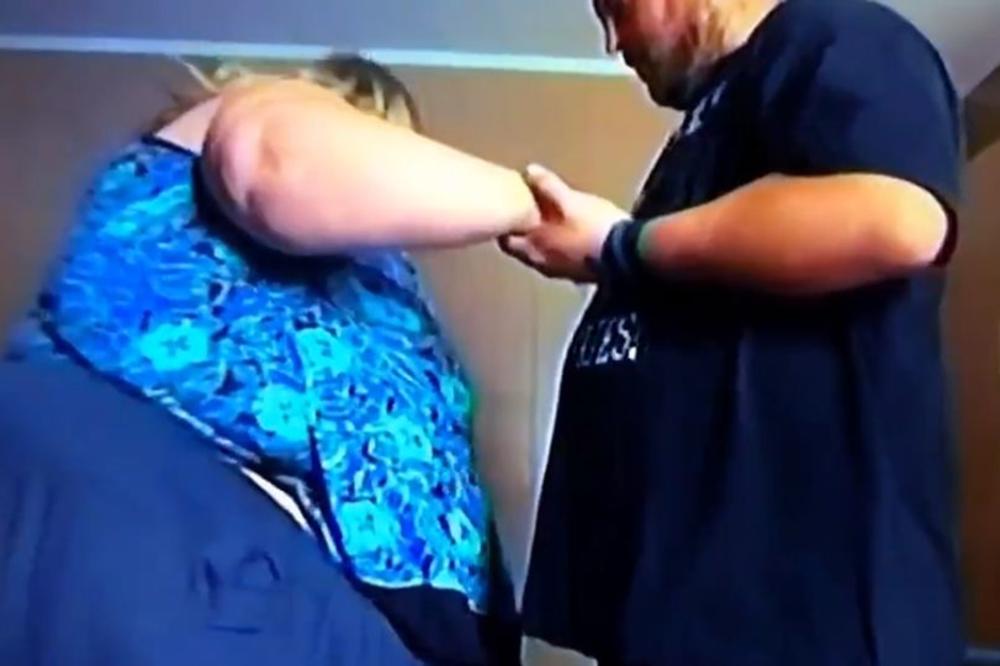 TEST LJUDSKOSTI ZA SVE: Momak crevom ispred kuće pere svoju DEVOJKU OD 330 KG! (VIDEO)