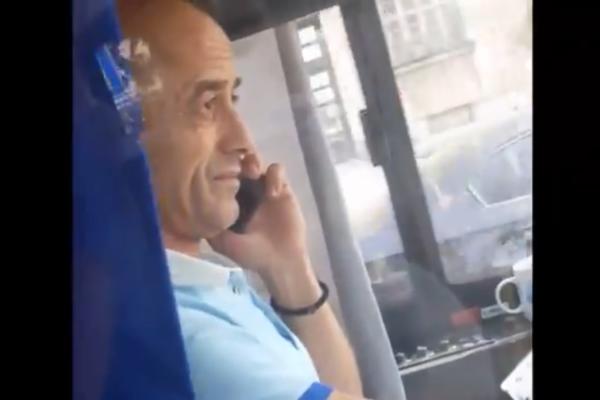 VOZI MIŠKO: Još jedan vozač autobusa uhvaćen kako TELEFONIRA U TOKU VOŽNJE (VIDEO)