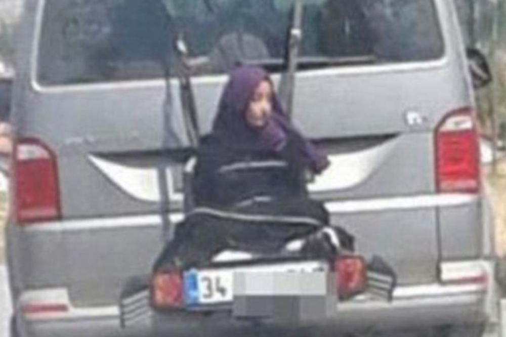 SNIMAK KOJI JE TURSKU DIGAO NA NOGE! Otac vozio ćerku ZAVEZANU za kombi, a njegovo objašnjenje je sramno! (VIDEO)