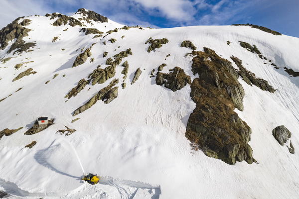 NA VRHU EVROPE PRONAŠLI SMRZNUTO TELO: Posle tri decenije rešena je misterija nestale sovjetske planinarke! (VIDEO)