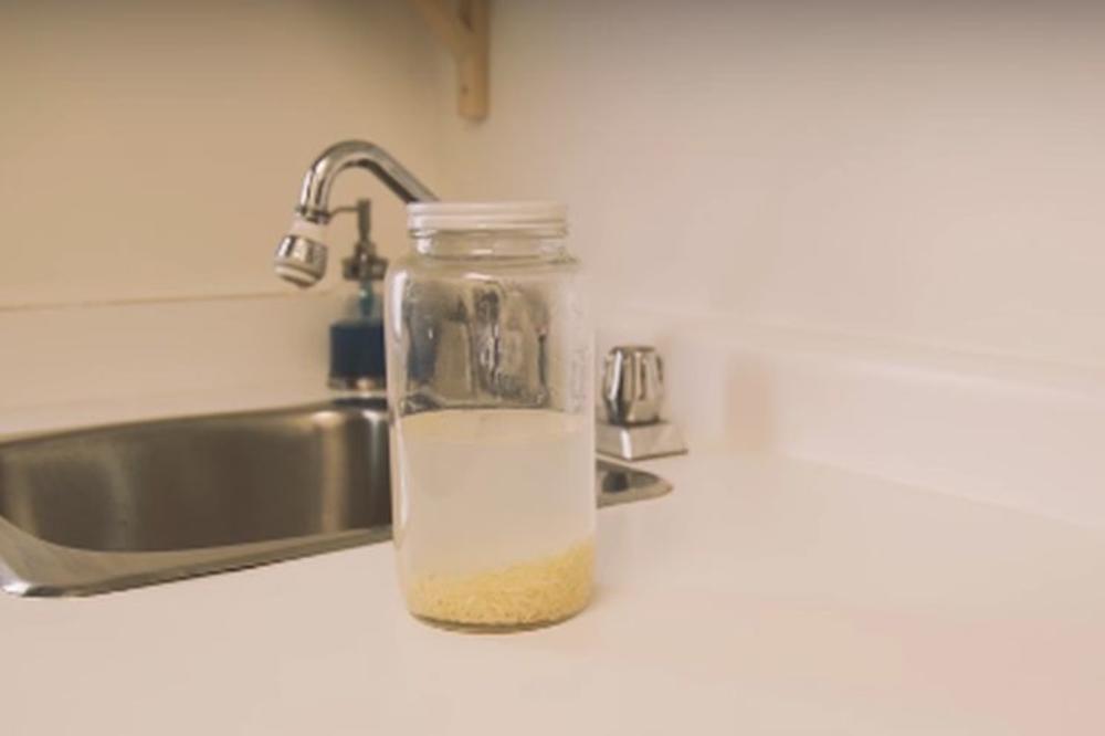 OVA ŽENA UVEK U ORMARU DRŽI TEGLU PIRINČA: Razlog je NEVEROVATAN, a ODMAh ćete i vi uraditi isto