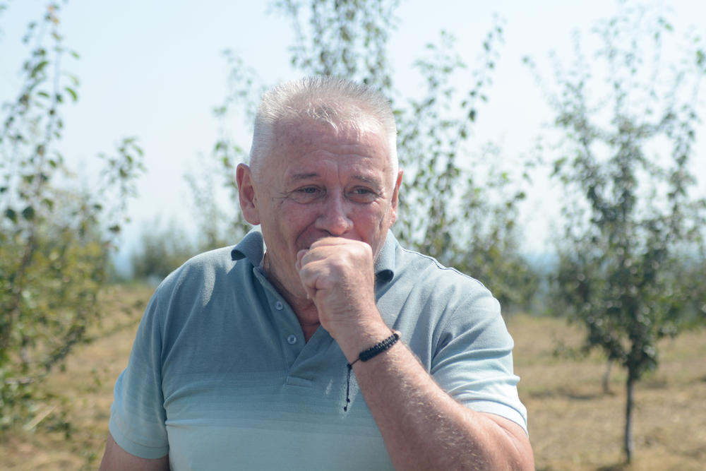 Velja Ilić u svom voćnjaku nadomak Čačka  