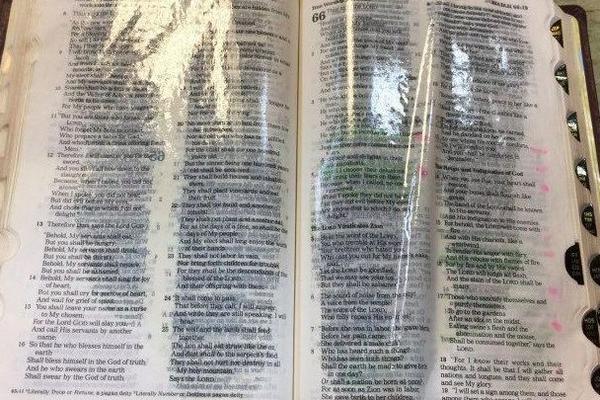 IZ OVE BIBLIJE NEPRESTANO CURI ULJE KOJE NIJE S OVE ZEMLJE: Njegovo poreklo još nije utvrđeno, a mnogi su ozdravili od njega! (VIDEO)