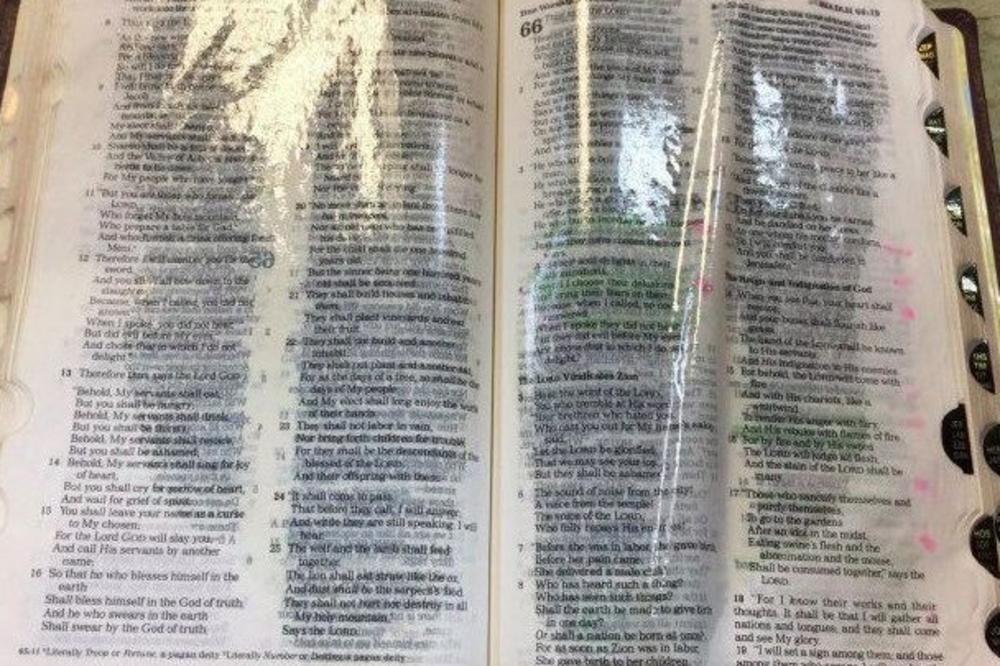 IZ OVE BIBLIJE NEPRESTANO CURI ULJE KOJE NIJE S OVE ZEMLJE: Njegovo poreklo još nije utvrđeno, a mnogi su ozdravili od njega! (VIDEO)