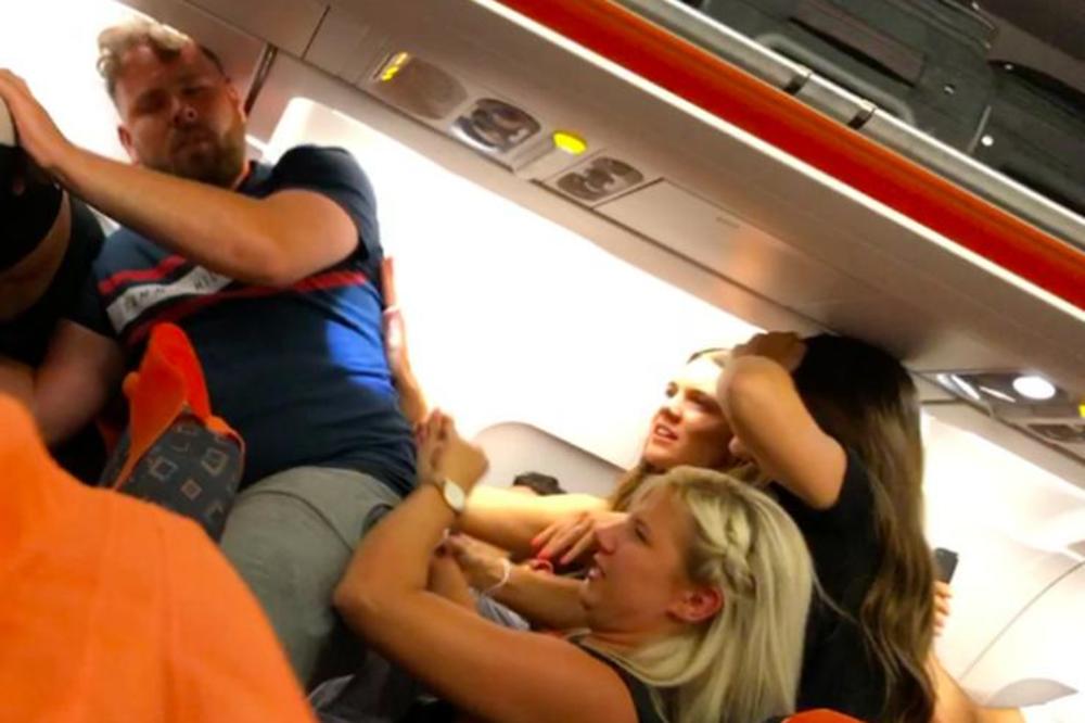 PIJANA DEVOJKA ZA VREME LETA PRAVILA HAOS U AVIONU! IGRALA putnicima u KRILU, muškarcima pokazivala GRUDI, a onda uradila nešto NEČUVENO! (VIDEO)