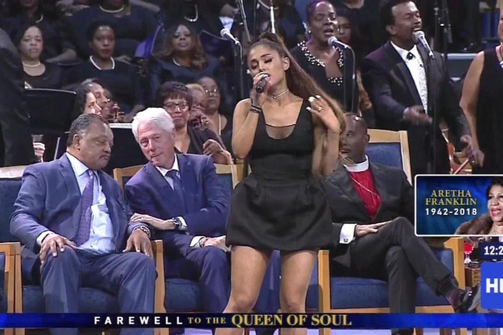 MALO SE ZANEO: Fotke na kojima Bil Klinton odmerava Arijanu Grande zgrozile CEO SVET (FOTO)