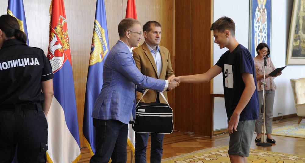 Nebojša Stefanović uručio poklone deci stradalih pripadnika MUP-a  