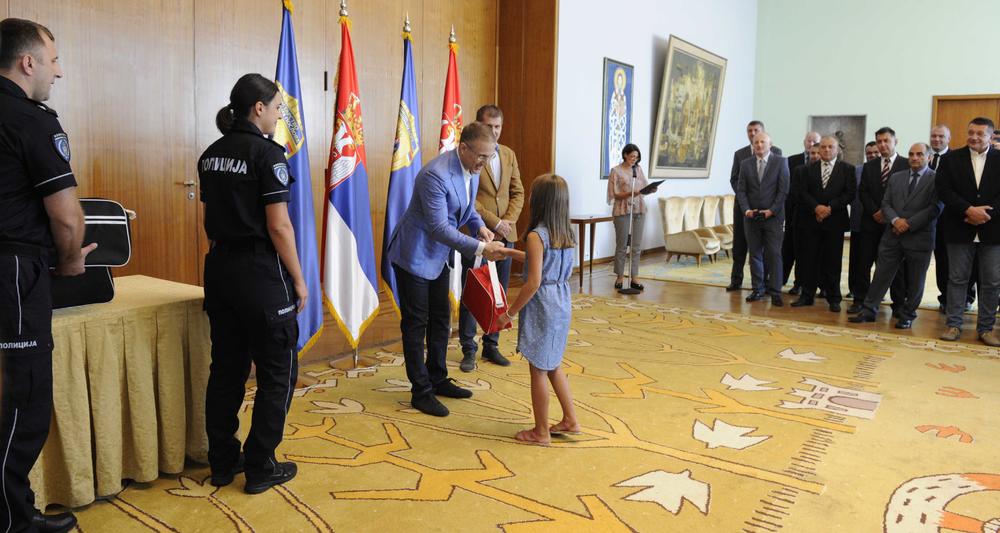 Nebojša Stefanović uručio poklone deci stradalih pripadnika MUP-a  
