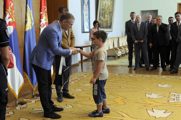 NIKADA NE SME DA SE ZABORAVI KOLIKO SU NJIHOVI RODITELJI UČINILI ZA NAŠU ZEMLJU: Nebojša Stefanović uručio poklone deci stradalih pripadnika MUP-a