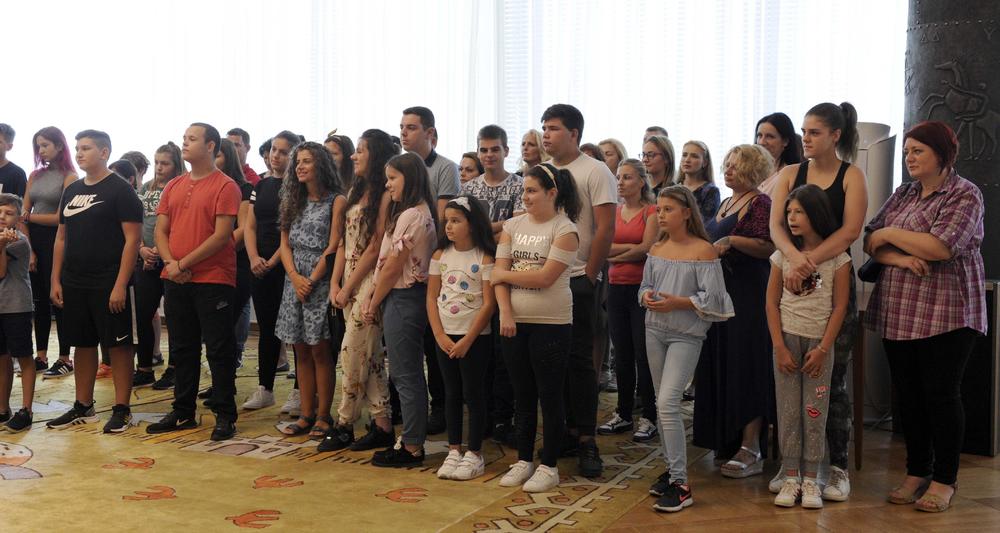 Nebojša Stefanović uručio poklone deci stradalih pripadnika MUP-a  