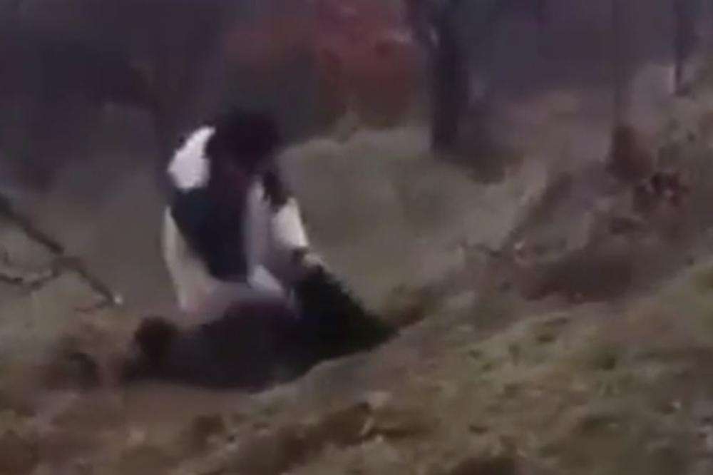 TUKAO JE I ŠUTIRAO NEDUŽNOG PSA, DOK JE NJEGOV PRIJATELJ SNIMAO I SMEJAO SE: Novi snimak zlostavljanja životinje potresao Srbiju (VIDEO)