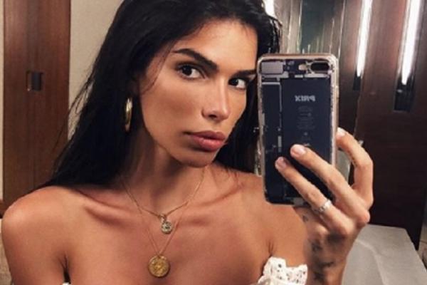 SUPRUGA FUDBALERA IZAŠLA U GRAD POLUGOLA: Švonja se pojavila u providnom brusu, pa sve ostavila u ČUDU! (FOTO)