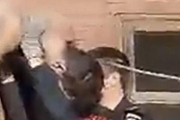 (UZNEMIRUJUĆI SNIMAK) NABO SE NA OGRADU, JEDVA GA SPASLI: Mrtav pijan se posle žurke skinuo go i pokušao da preskoči šiljke!