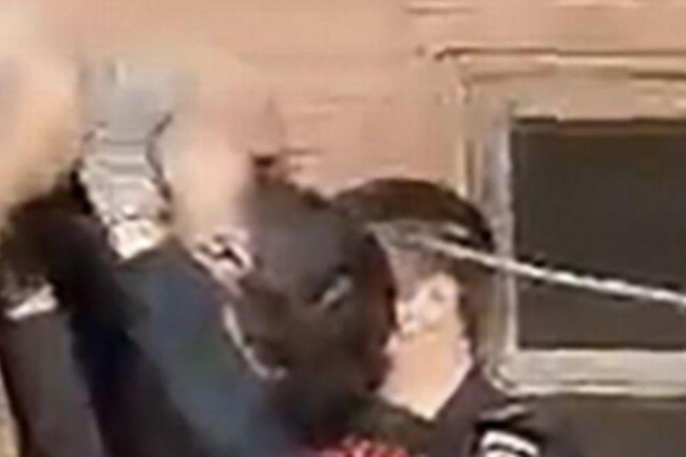 (UZNEMIRUJUĆI SNIMAK) NABO SE NA OGRADU, JEDVA GA SPASLI: Mrtav pijan se posle žurke skinuo go i pokušao da preskoči šiljke!