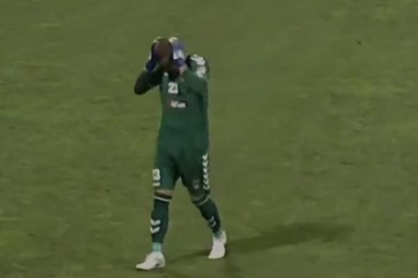 Apsolutni šou na derbiju u BiH: Bacili topovski udar na gostujućeg golmana, meč dva puta išao u prekid!