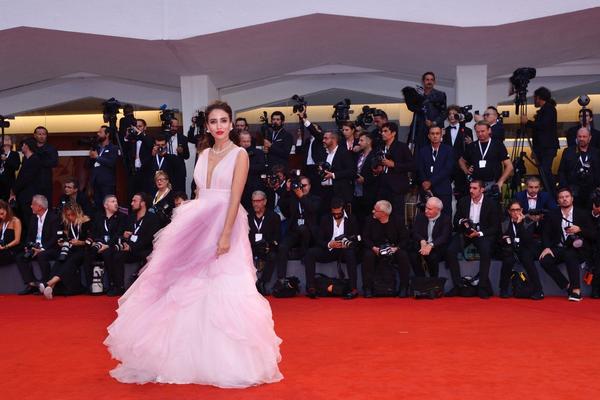 KO JE TA PRELEPA SRPKINJA? Tamara se pojavila na čuvenom festivalu i bacila u zapećak najveće zvezde Holivuda, svi su samo gledali u nju! (FOTO)