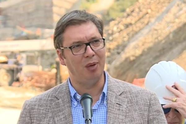 SLOBA JE TO HTEO TOPOVIMA DA RUŠI! NIJE POENTA DA NEKO IZGUBI ŽIVOT: Vučić u Grdelici gde se srušio potporni zid!