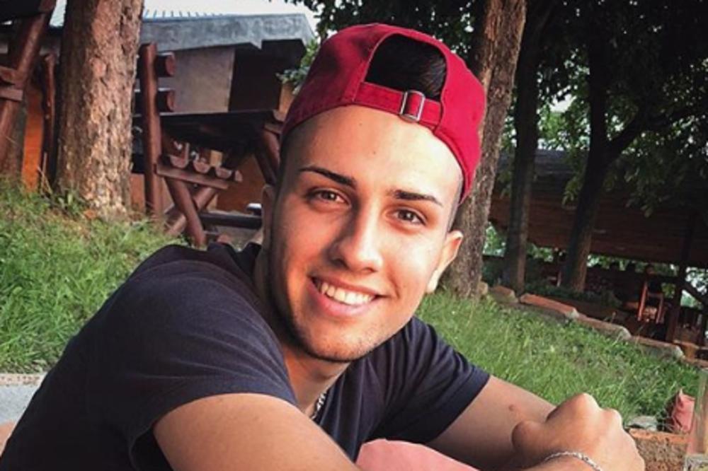 DEVOJKE ĆE ODLEPITI ZA NJIM: Fudbaler koji je nedavno uhvaćen sa KIJOM ulazi u ZADRUGU 2! (FOTO)