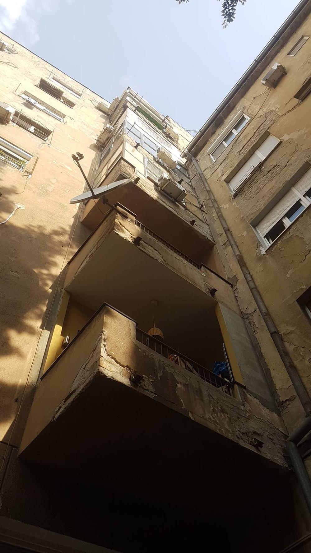 Balkon sa koga je skočila žena  
