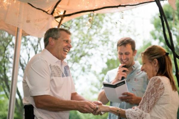 PRONAŠAO JE SVOJE BIOLOŠKE RODITELJE, PA IH NA KRAJU I VENČAO: Jedan telefonski poziv promenio je svima živote!