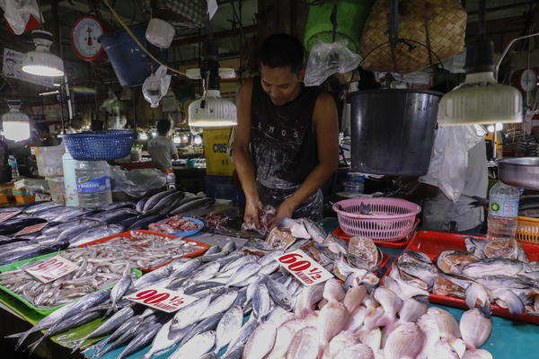SRAMNI TRIK RIBARNICE! Kupce su na neverovatan način varali da je riba SVEŽA! (FOTO)