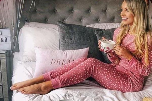 ZBOG OVE FOTOGRAFIJE DOBILA JE PRETNJE SMRĆU! Blogerka na udaru kritika zbog DETALJA na njenom krevetu! (FOTO)