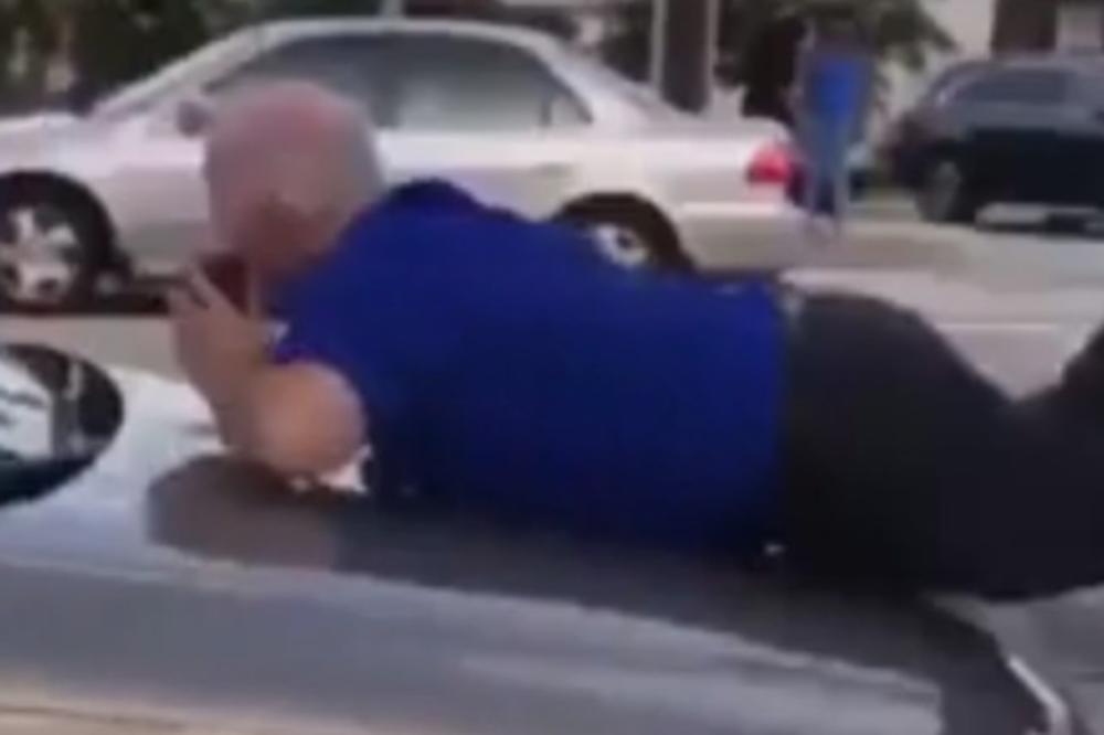 IZAZVALA SAOBRAĆAJNU NESREĆU, PA OKRIVILA DRUGOG: Jedva su je razvojili od vozača autobusa! (VIDEO)