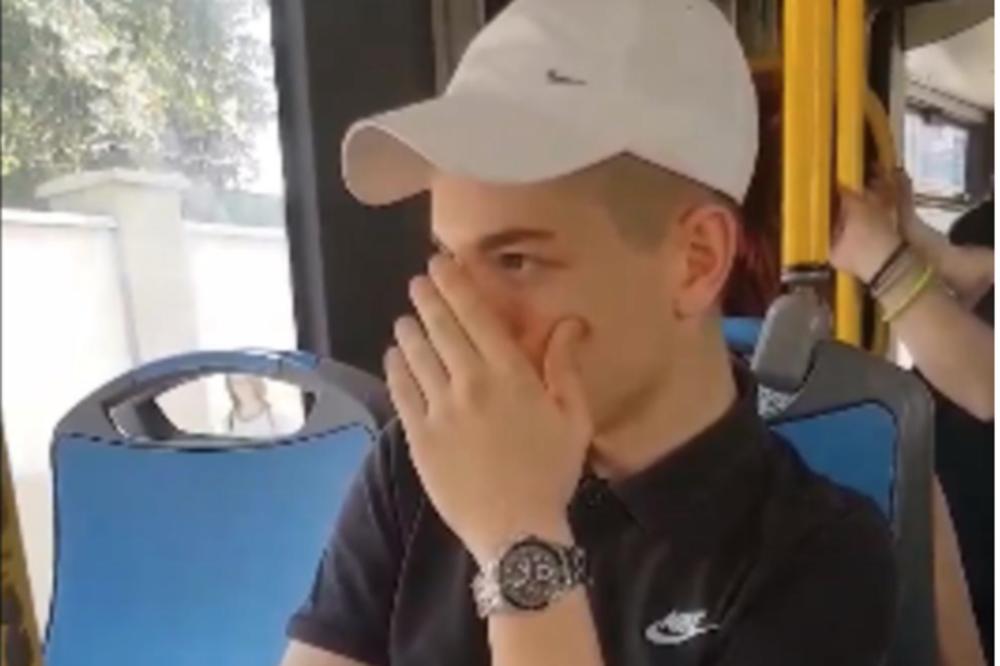 LUPIĆU TI ŠAMARČINU, OD*EBI! Momak PRETIO ženi u autobusu jer je htela da sedne na slobodno mesto?! (VIDEO)