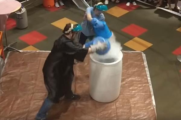 SIPALI SU VRELU VODU U TEČNI AZOT: Niko nije očekivao OVAKVU REAKCIJU! (VIDEO)