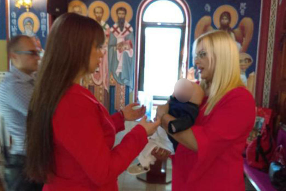 MILJANA KULIĆ KRSTILA SINA ŽELJKA: Radost u porodici, majka i ćerka u crvenom, ali KUM je morao da odbije kumstvo! (FOTO)