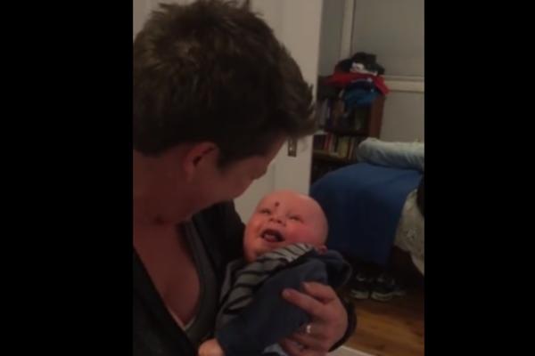 MAJKA JE NAŠLA NAČIN DA SVOJOJ BEBI IZMAMI OSMEH NA LICE: Zar nema najslađi osmeh na svetu? (VIDEO)