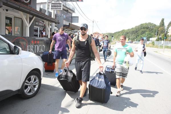 ON JE NOVI SKANDAL MAJSTOR ZADRUGE! Sorajin bivši DEČKO pokazuje POLNI organ, a sve učesnice BLEJE u njegovo telo...(VIDEO)