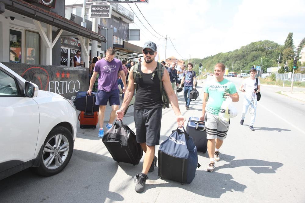 ON JE NOVI SKANDAL MAJSTOR ZADRUGE! Sorajin bivši DEČKO pokazuje POLNI organ, a sve učesnice BLEJE u njegovo telo...(VIDEO)