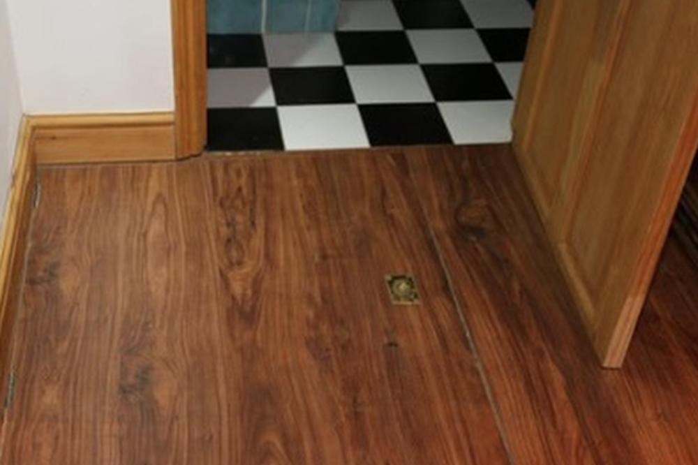 U PODU novog STANA uočio je VRATA! Ispod njih je pronašao stepenice koje su ga odvele do pravog ČUDA! (FOTO) (VIDEO)