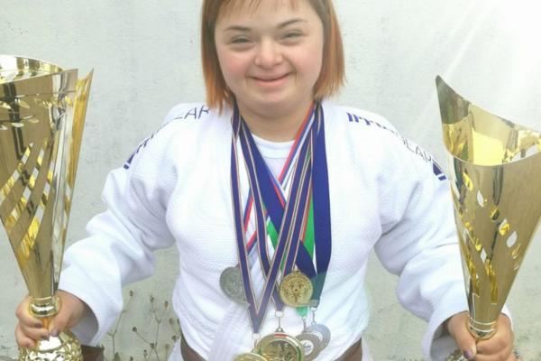 AZRA (24) JE DEVOJKA S DAUNOVIM SINDROMOM KOJA JE SRUŠILA SVE STEREOTIPE: Bavim se DŽUDOM već 11 godina, sve je moguće ako nešto jako želite! (FOTO)