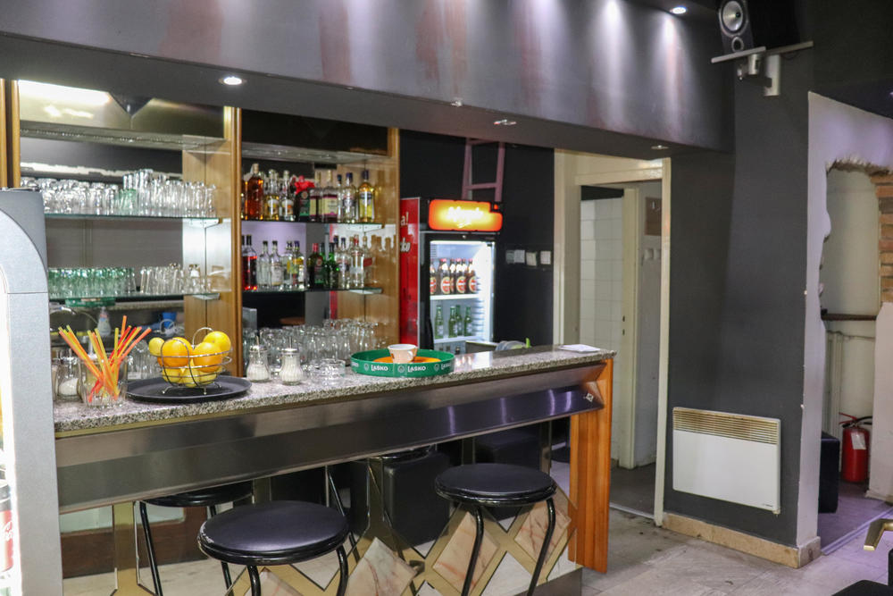 Deo kafića koji se još uvek renovira  