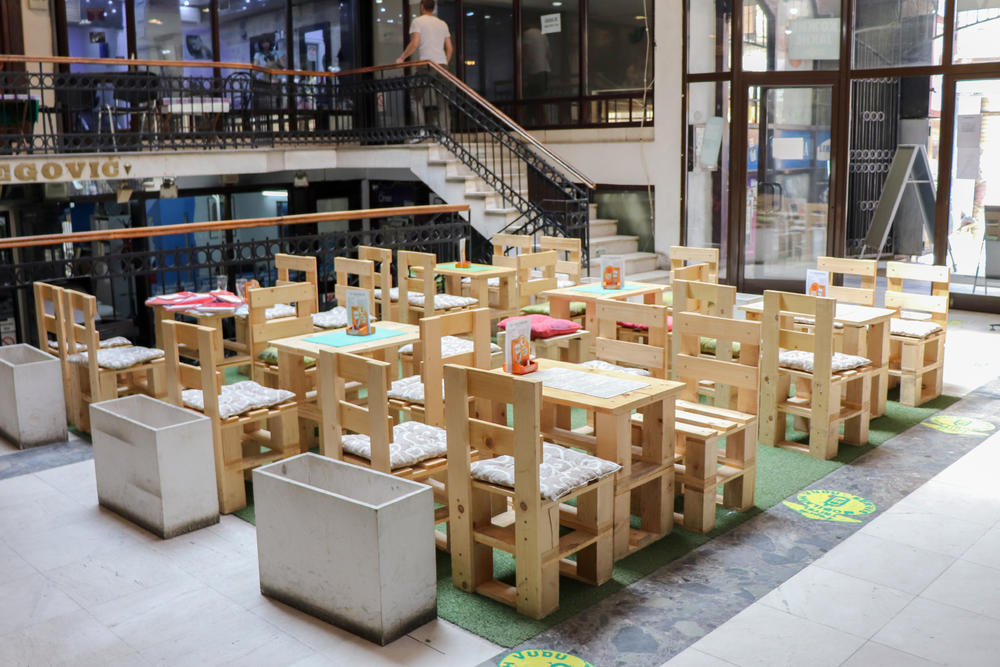 Stolovi i stolice u sred tržnog centra  