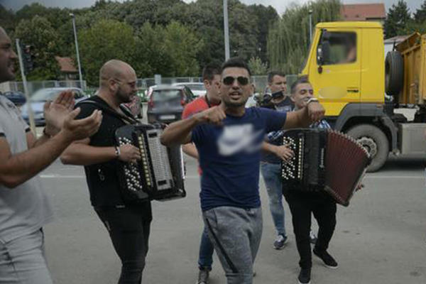 DAN PRED POČETAK ZADRUGE 2: Najinteresantniji učesnici pristigli u karantin, neki u pratnji trubača, a neki...ŠOU PROGRAM SLEDI! (FOTO) (VIDEO)