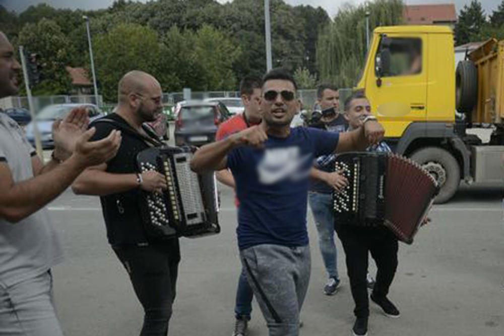 DAN PRED POČETAK ZADRUGE 2: Najinteresantniji učesnici pristigli u karantin, neki u pratnji trubača, a neki...ŠOU PROGRAM SLEDI! (FOTO) (VIDEO)