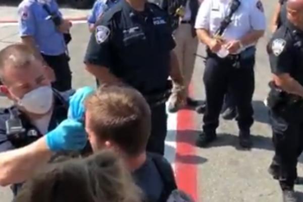 PRVI SNIMCI IZ ZARAŽENOG AVIONA: Putnici su bili u groznici! (VIDEO)