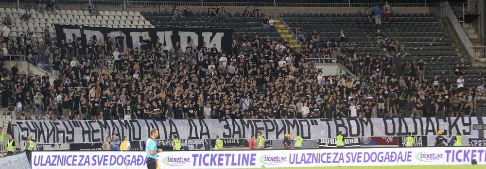 Grobari sa transparentom kojim su terali Miroslava Đukića  