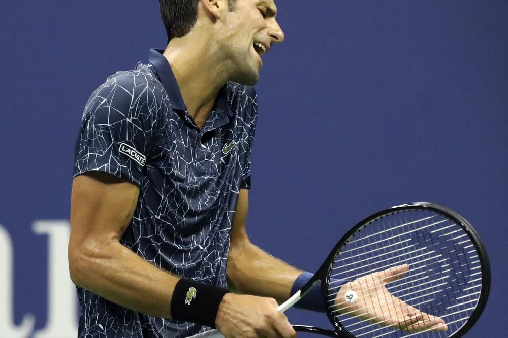 Nole, možemo li kratko da zastanemo, mokre su mi loptice? Važi, ja ću taman da odmorim!