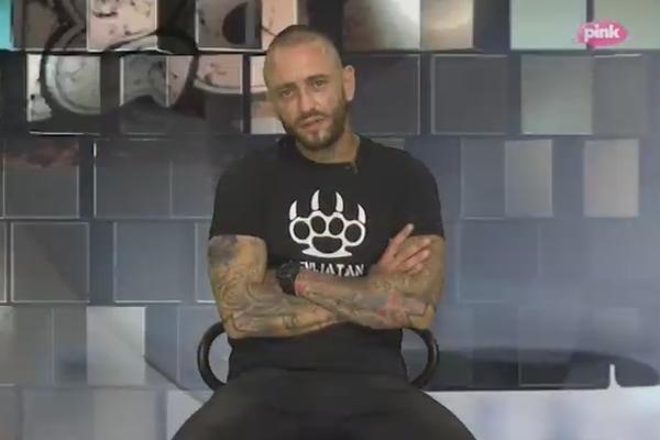 BIVŠEG ZADRUGARA POKUŠALI DA UBIJU ISPRED KLUBA! Marka izboli NOŽEM,bio je DISKVALIFIKOVAN, a evo kako je SADA