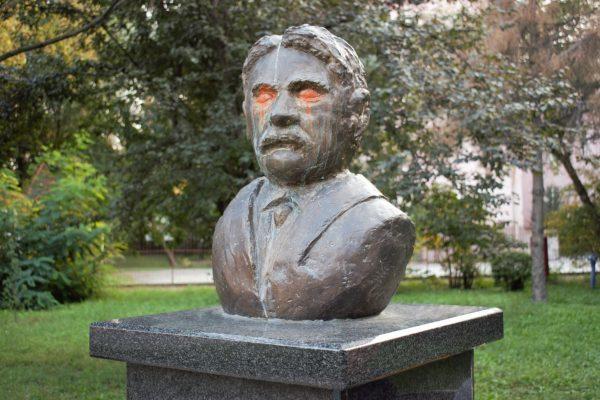 SKANDAL, TEŠKO OSKRNAVLJEN SPOMENIK MIHAJLU PUPINU: Srpskom velikanu posle čina vandala teku KRVAVE SUZE!