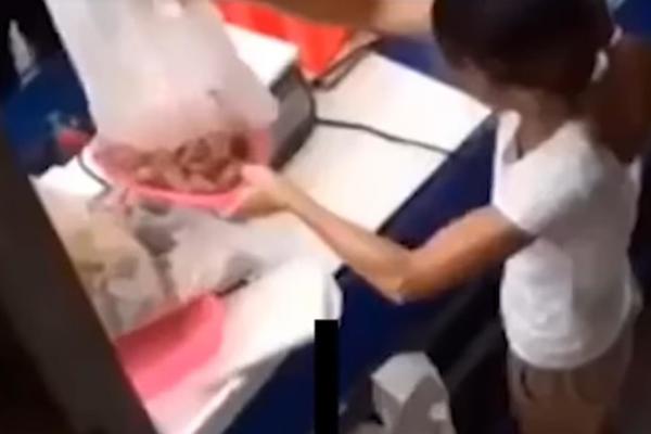 SNIMLJENO KAKO VARAJU PRODAVCI NA PIJACI: Neverovatno je čega se dosetila, jedan brz potez rukom... (VIDEO)