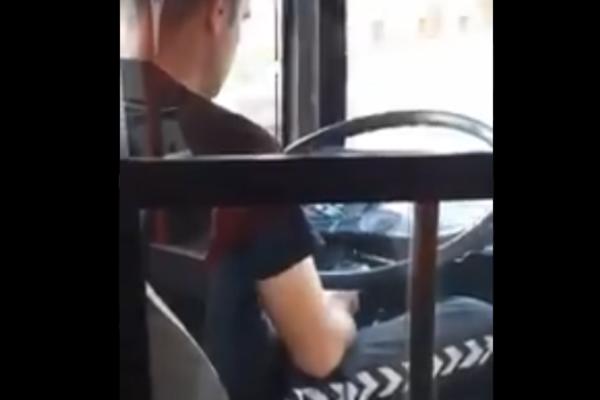 BAHATI VOZAČ DRŽI TELEFON ISPOD VOLANA I KUCA SMS, U ISTO VREME DRUGOM RUKOM PRIDRŽAVA VOLAN! Šta je sledeće, mrtvi ljudi koje će on zgaziti? (VIDEO)