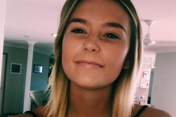 CEO ŽIVOT JE GRICKALA NOKTE: Palac joj je POCRNEO, a kada je otišla lekaru saznala je da ima OPAKU BOLEST!