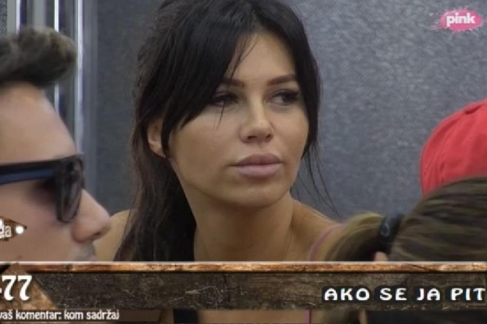 STARLETA POZIRALA NASRED ULICE I POKUŠALA DA ISTAKNE G*ZU: Prolaznik iza nje NIJE LEPO REAGOVAO, čovek se UŽASNUO!